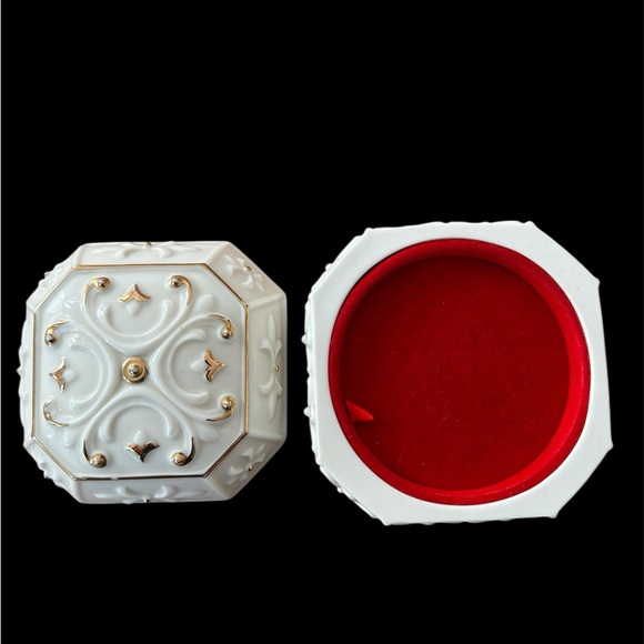 Lenox Cream and Gold Musical Jewelry Organizer - Picture 3 of 5